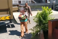Petugas Satpol PP Padang mengamankan seorang pengemis sambil membawa seorang anak di kawasan lampu merah Jalan Imam Bonjol, Kamis (4/6/2026). (Foto: Humas Satpol PP Padang)