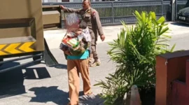 Petugas Satpol PP Padang mengamankan seorang pengemis sambil membawa seorang anak di kawasan lampu merah Jalan Imam Bonjol, Kamis (4/6/2026). (Foto: Humas Satpol PP Padang)