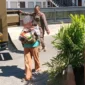 Petugas Satpol PP Padang mengamankan seorang pengemis sambil membawa seorang anak di kawasan lampu merah Jalan Imam Bonjol, Kamis (4/6/2026). (Foto: Humas Satpol PP Padang)