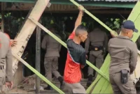 Petugas Satpol PP Padang membongkar bangunan liar di atas saluran drainase, Senin (29/6/2026). (Foto: Humas Satpol PP Padang)