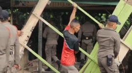 Petugas Satpol PP Padang membongkar bangunan liar di atas saluran drainase, Senin (29/6/2026). (Foto: Humas Satpol PP Padang)