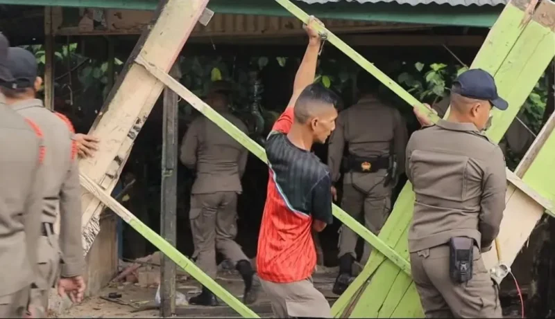 Petugas Satpol PP Padang membongkar bangunan liar di atas saluran drainase, Senin (29/6/2026). (Foto: Humas Satpol PP Padang)