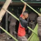 Petugas Satpol PP Padang membongkar bangunan liar di atas saluran drainase, Senin (29/6/2026). (Foto: Humas Satpol PP Padang)