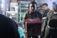 Petugas Satpol PP Padang menyita puluhan botol minuman beralkohol dalam operasi penertiban pada Jumat (26/6/2026) dini hari. (Foto: Satpol PP Padang)