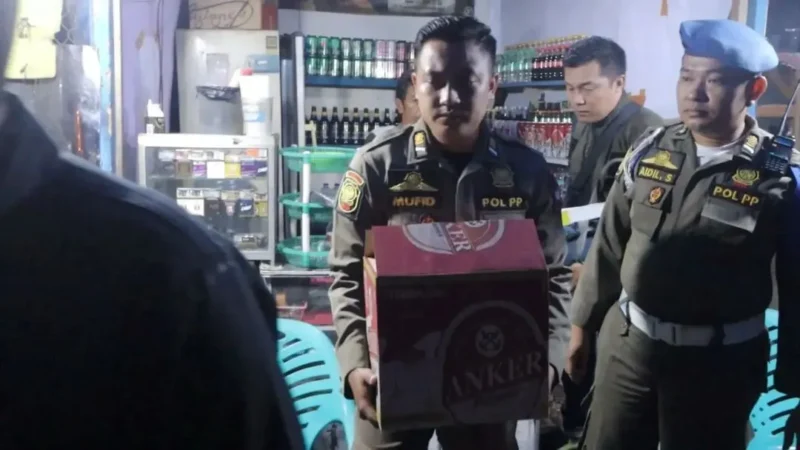 Petugas Satpol PP Padang menyita puluhan botol minuman beralkohol dalam operasi penertiban pada Jumat (26/6/2026) dini hari. (Foto: Satpol PP Padang)