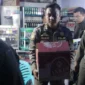 Petugas Satpol PP Padang menyita puluhan botol minuman beralkohol dalam operasi penertiban pada Jumat (26/6/2026) dini hari. (Foto: Satpol PP Padang)