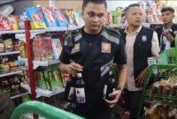 Petugas Satpol PP Padang menyita sejumlah minol dalam operasi penertiban yang digelar Rabu (24/6/2026) dini hari. (Foto: Satpol PP Padang)