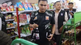 Petugas Satpol PP Padang menyita sejumlah minol dalam operasi penertiban yang digelar Rabu (24/6/2026) dini hari. (Foto: Satpol PP Padang)