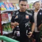 Petugas Satpol PP Padang menyita sejumlah minol dalam operasi penertiban yang digelar Rabu (24/6/2026) dini hari. (Foto: Satpol PP Padang)
