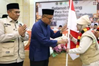 Sekda Sumbar Arry Yuswandi menyambut kedatangan 390 jemaah haji Kloter 1 Debarkasi Padang di Aula Asrama Haji Embarkasi/Debarkasi Padang, Rabu (3/6/2026) malam. (Foto: Humas Kemenhaj Sumbar)