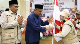 Sekda Sumbar Arry Yuswandi menyambut kedatangan 390 jemaah haji Kloter 1 Debarkasi Padang di Aula Asrama Haji Embarkasi/Debarkasi Padang, Rabu (3/6/2026) malam. (Foto: Humas Kemenhaj Sumbar)
