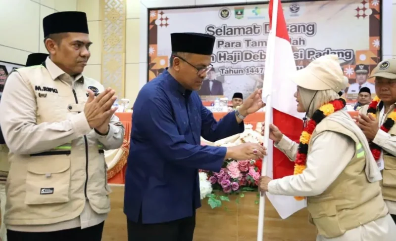 Sekda Sumbar Arry Yuswandi menyambut kedatangan 390 jemaah haji Kloter 1 Debarkasi Padang di Aula Asrama Haji Embarkasi/Debarkasi Padang, Rabu (3/6/2026) malam. (Foto: Humas Kemenhaj Sumbar)