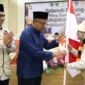 Sekda Sumbar Arry Yuswandi menyambut kedatangan 390 jemaah haji Kloter 1 Debarkasi Padang di Aula Asrama Haji Embarkasi/Debarkasi Padang, Rabu (3/6/2026) malam. (Foto: Humas Kemenhaj Sumbar)