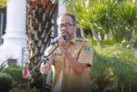 Sekretaris DPRD Sumbar, Maifrizon saat memimpin apel pagi rutin di lingkungan Sekretariat DPRD Sumbar, Senin (15/6/2026). (Foto: Ist)