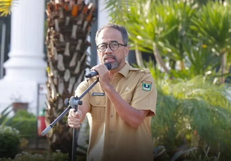 Sekretaris DPRD Sumbar, Maifrizon saat memimpin apel pagi rutin di lingkungan Sekretariat DPRD Sumbar, Senin (15/6/2026). (Foto: Ist)
