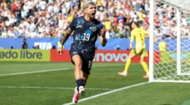Selebrasi pemain Timnas Paraguay usai mencetak gol ke gawang Jerman dalam pertandingan babak 32 besar Piala Dunia 2026. (Foto: FIFA.com)