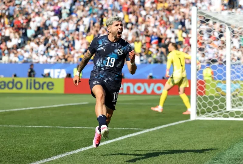 Selebrasi pemain Timnas Paraguay usai mencetak gol ke gawang Jerman dalam pertandingan babak 32 besar Piala Dunia 2026. (Foto: FIFA.com)