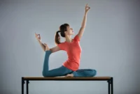 Seorang wanita melakukan gerakan yoga. (Foto: Pexels)