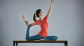 Seorang wanita melakukan gerakan yoga. (Foto: Pexels)