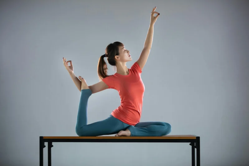 Seorang wanita melakukan gerakan yoga. (Foto: Pexels)
