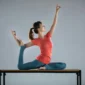 Seorang wanita melakukan gerakan yoga. (Foto: Pexels)