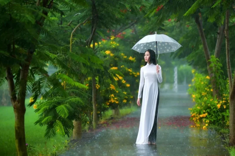 Ilustrasi seorang wanita menggunakan payung saat hujan. (Foto: Pexels)