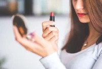 Ilustrasi seorang wanita sedang mengoleskan lipstik. (Foto: Pexels)