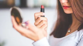 Ilustrasi seorang wanita sedang mengoleskan lipstik. (Foto: Pexels)