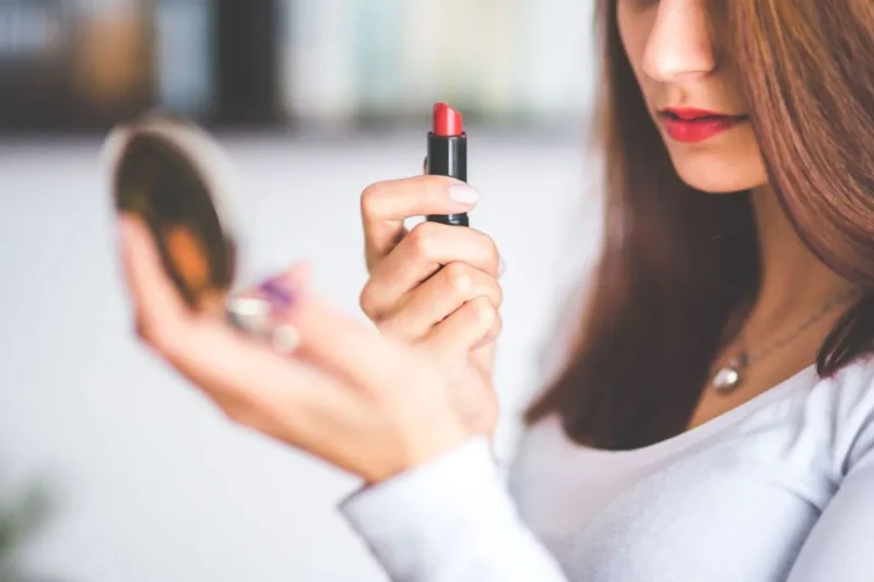 Ilustrasi seorang wanita sedang mengoleskan lipstik. (Foto: Pexels)