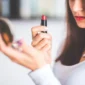 Ilustrasi seorang wanita sedang mengoleskan lipstik. (Foto: Pexels)