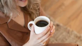 Ilustrasi seorang wanita sedang menikmati secangkir kopi. (Foto: Pexels)
