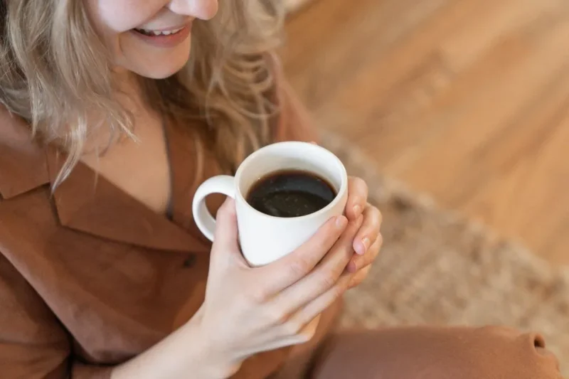 Ilustrasi seorang wanita sedang menikmati secangkir kopi. (Foto: Pexels)