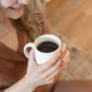Ilustrasi seorang wanita sedang menikmati secangkir kopi. (Foto: Pexels)