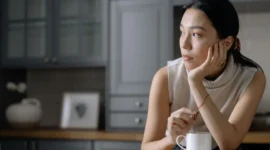 Ilustrasi seorang wanita sedang duduk menyendiri. (Foto: Pexels)