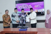 Wali Kota Payakumbuh Zulmaeta menyerahkan sertifikat halal secara simbolis kepada sejumlah pelaku usaha di Balai Kota Payakumbuh, Kamis (4/6/2026). (Foto: MC Payakumbuh)
