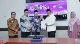 Wali Kota Payakumbuh Zulmaeta menyerahkan sertifikat halal secara simbolis kepada sejumlah pelaku usaha di Balai Kota Payakumbuh, Kamis (4/6/2026). (Foto: MC Payakumbuh)