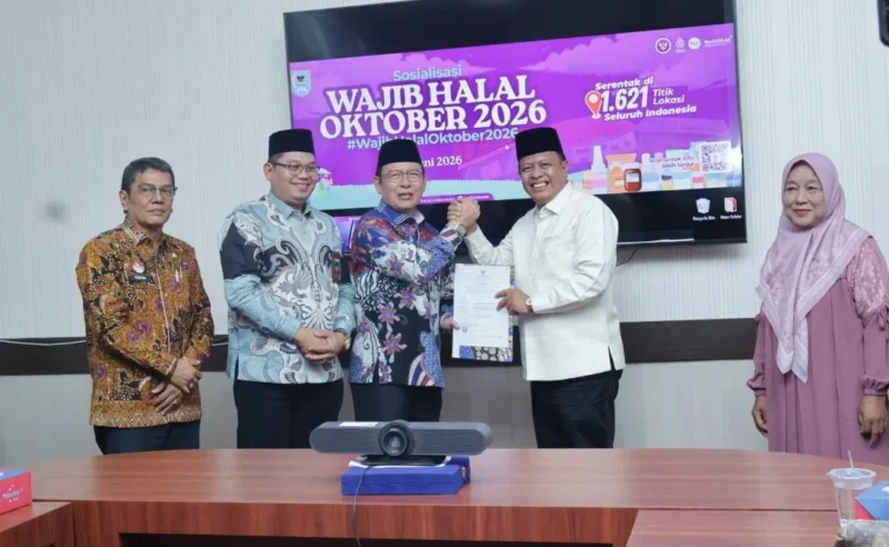 Wali Kota Payakumbuh Zulmaeta menyerahkan sertifikat halal secara simbolis kepada sejumlah pelaku usaha di Balai Kota Payakumbuh, Kamis (4/6/2026). (Foto: MC Payakumbuh)
