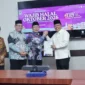 Wali Kota Payakumbuh Zulmaeta menyerahkan sertifikat halal secara simbolis kepada sejumlah pelaku usaha di Balai Kota Payakumbuh, Kamis (4/6/2026). (Foto: MC Payakumbuh)