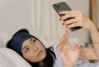 Ilustrasi seorang wanita sedang melakukan sleep call. (Foto: Pexels)
