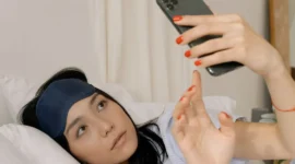 Ilustrasi seorang wanita sedang melakukan sleep call. (Foto: Pexels)
