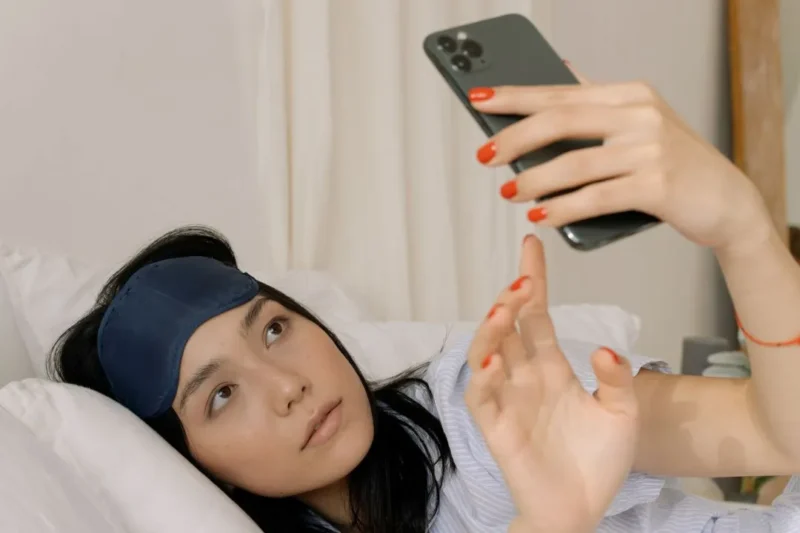 Ilustrasi seorang wanita sedang melakukan sleep call. (Foto: Pexels)