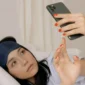 Ilustrasi seorang wanita sedang melakukan sleep call. (Foto: Pexels)