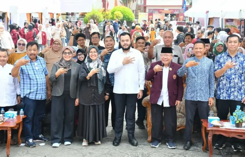 Wali Kota Padang, Fadly Amran membuka Smart Entrepreneur Expo 2026 UNES-AAI Padang di pelataran kampus setempat, Sabtu (13/6/2026). (Foto: Pemko Padang)