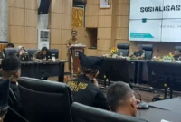 Asisten I Setdako Padang Tarmizi Ismail membuka Sosialisasi Penerangan Hukum bagi para Dubalang Kota Padang di Ruang Abu Bakar Ja’ar, Balai Kota Padang, Senin (8/6). (Foto: Ist)
