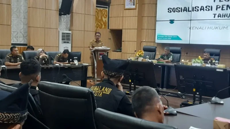 Asisten I Setdako Padang Tarmizi Ismail membuka Sosialisasi Penerangan Hukum bagi para Dubalang Kota Padang di Ruang Abu Bakar Ja’ar, Balai Kota Padang, Senin (8/6). (Foto: Ist)