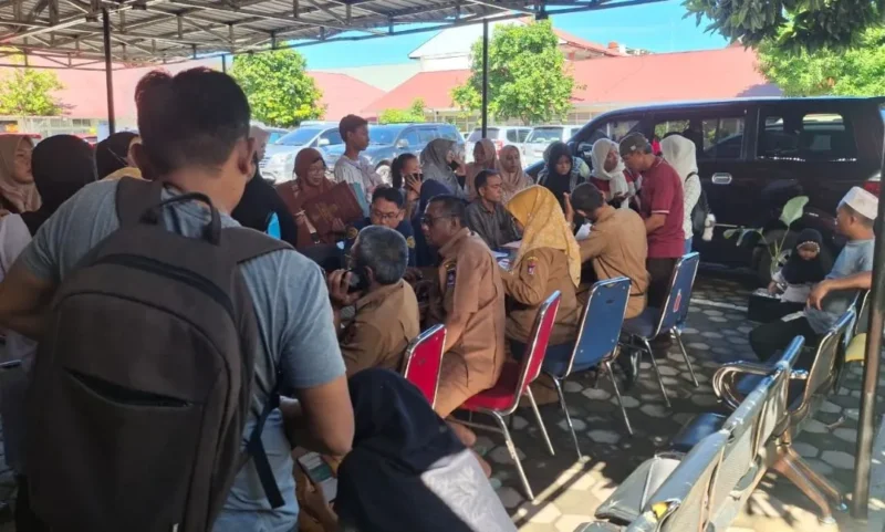 Suasana pendaftaran SPMB SMP di Kantor Disdikbud Padang. (Foto: Pemko Padang)