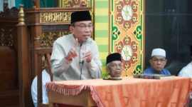 Wakil Wali Kota Padang Maigus Nasir memberikan tausiyah dalam kegiatan Subuh Mubarakah di Masjid Nurul Ikhlas, Kelurahan Surau Gadang, Kecamatan Nanggalo, Sabtu (27/6/2026). (Foto: Pemko Padang)