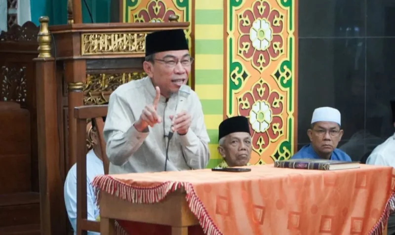 Wakil Wali Kota Padang Maigus Nasir memberikan tausiyah dalam kegiatan Subuh Mubarakah di Masjid Nurul Ikhlas, Kelurahan Surau Gadang, Kecamatan Nanggalo, Sabtu (27/6/2026). (Foto: Pemko Padang)