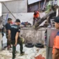 TRC BPBD Padang mengevakuasi pohon tumbang yang menimpa rumah warga di Bukit Putus 01 RW 011, Kelurahan Pampangan, Kecamatan Lubuk Begalung, Senin (22/6/2026). (Foto: BPBD Padang)