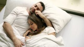 Ilustrasi tidur bersama pasangan. (Foto: Pexels)